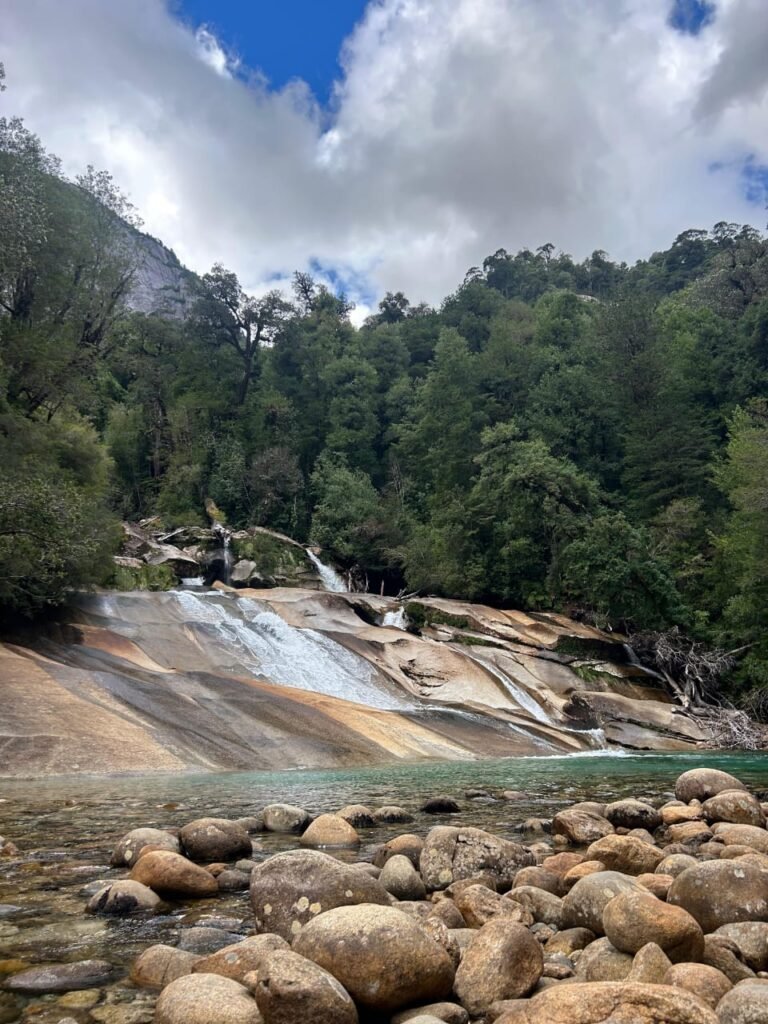 Toboganes de Cochamó en el Valle de Cochamó, uno de los atractivos naturales más visitados de la Región de Los Lagos