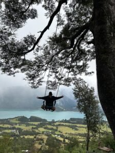 Persona disfrutando los Columpios de Cochamó con vista a la Patagonia chilena