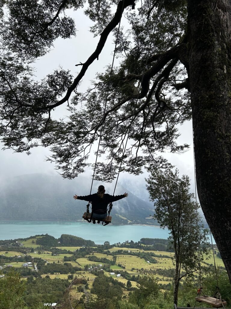 Persona disfrutando los Columpios de Cochamó con vista a la Patagonia chilena